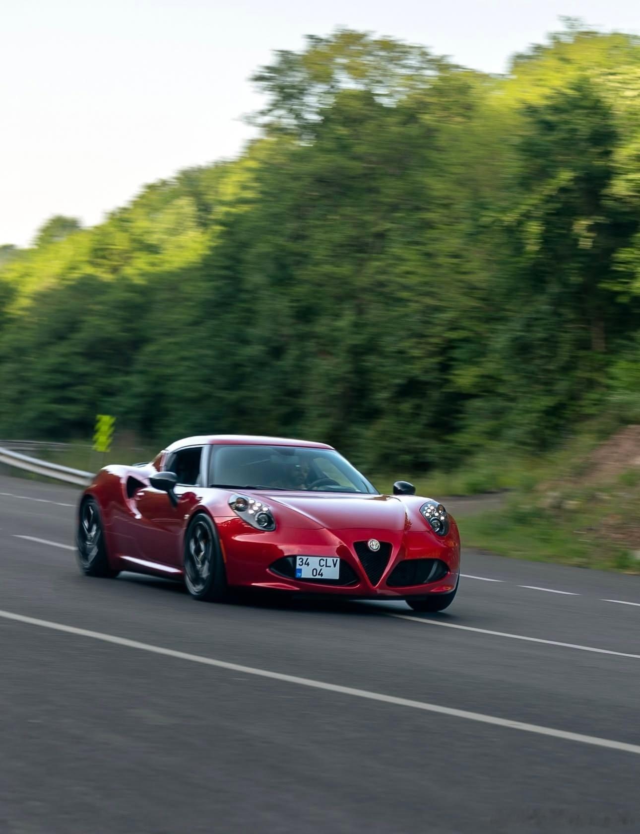 昨天说他特别想买个四叶草，就聊到了Alfa Romeo，突然发现这么多年来，阿尔