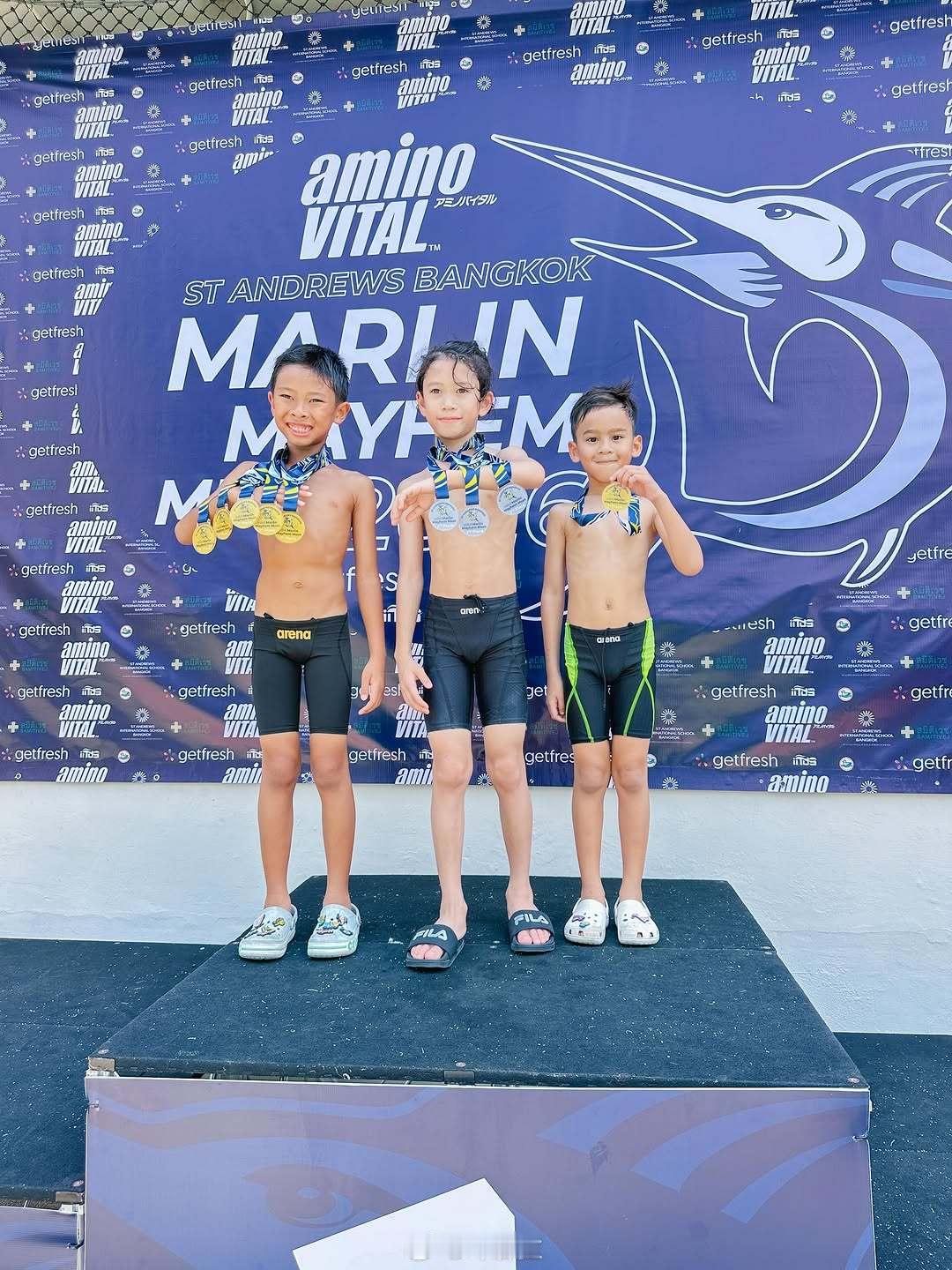 泰星shahkrit儿子再摘金牌 🏅 在曼谷圣安德鲁斯国际学校举办的青少年游泳