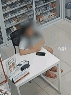 真够绝的！近日杭州一药店里，药师正闲坐着，进来位女顾客，她描述完病情等药师开药，