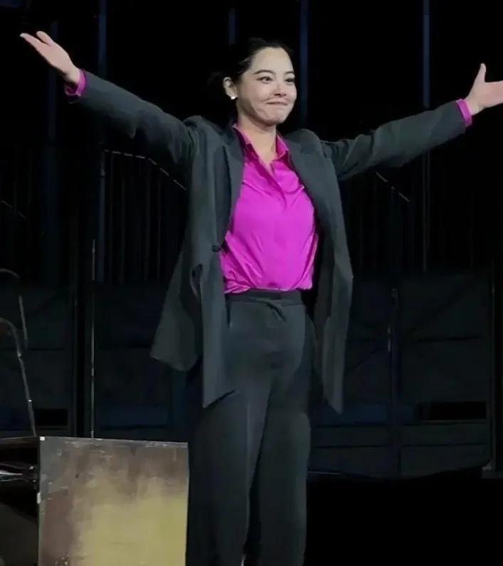 这应该是她最想删掉的照片，没有之一。 