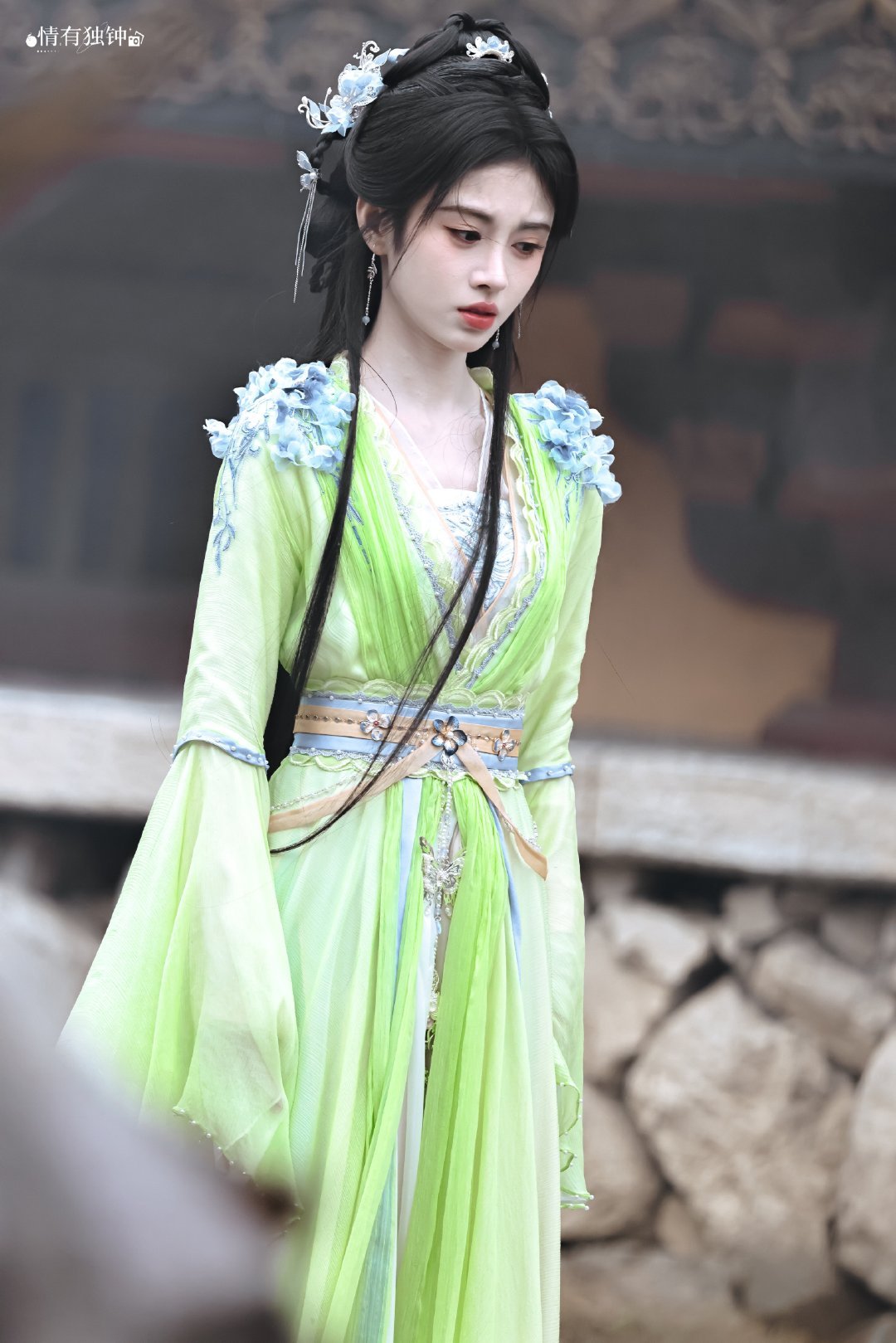 jjy鞠婧祎来战 jjy鞠婧祎阿黛 “玫瑰之所以是玫瑰，是风与光的眷顾，更是视线