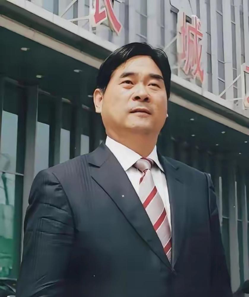 地产行业就是这么魔幻，新城控股的董事长王振华，2019年因猥亵幼女入狱，2024