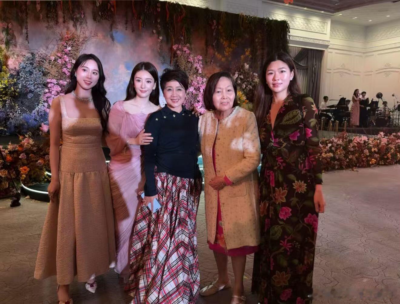 方媛与何猷君妈妈合照方媛出席何猷君奚梦瑶答谢宴 方媛出席何猷君奚梦瑶答谢宴，与何