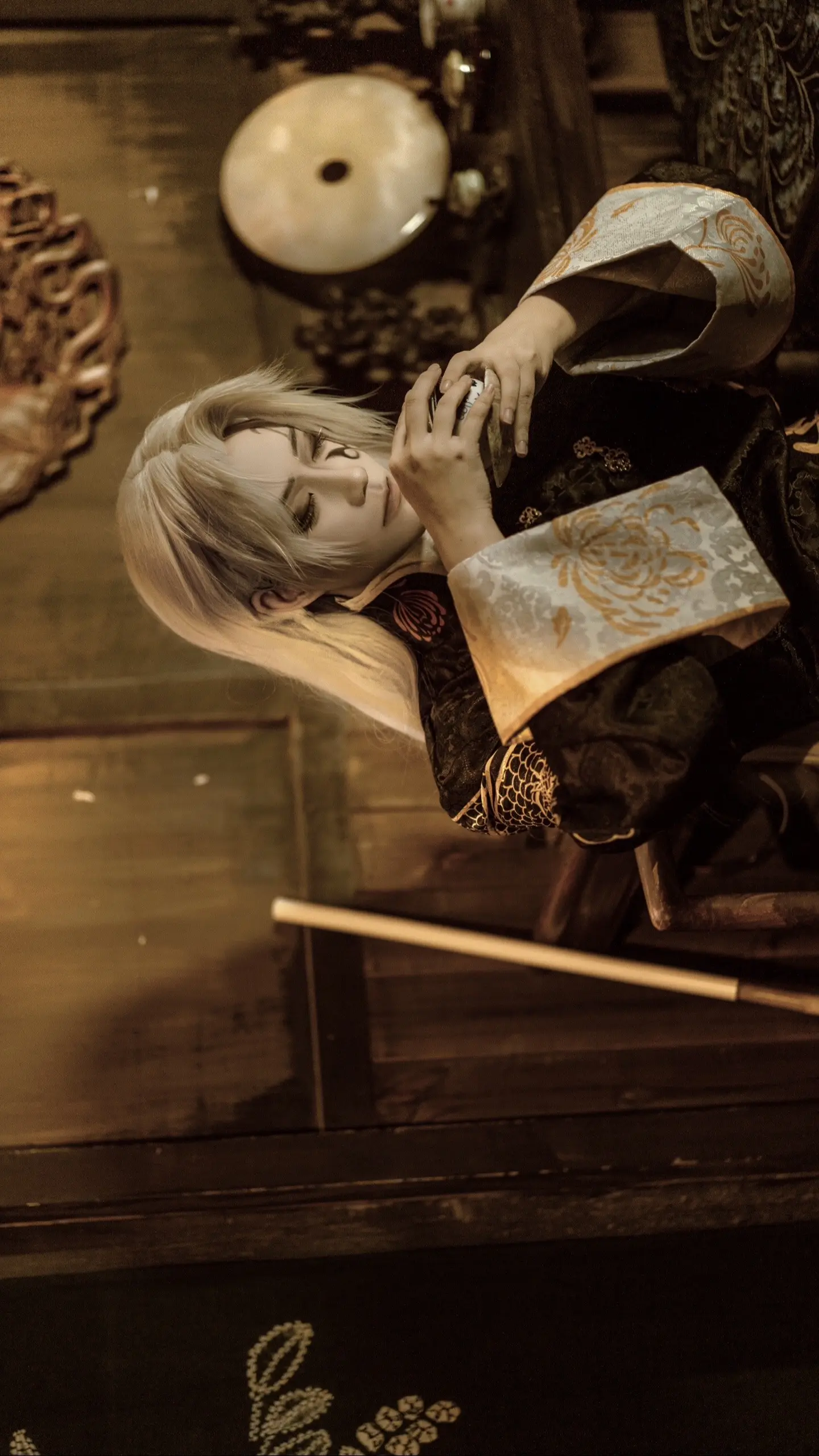 “凄凄白衣冷，玄伞寄孤魂。”