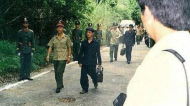 1979年6月20日，最后一批中越战俘交换现场，一名年轻的越军俘虏慢慢走向边境，