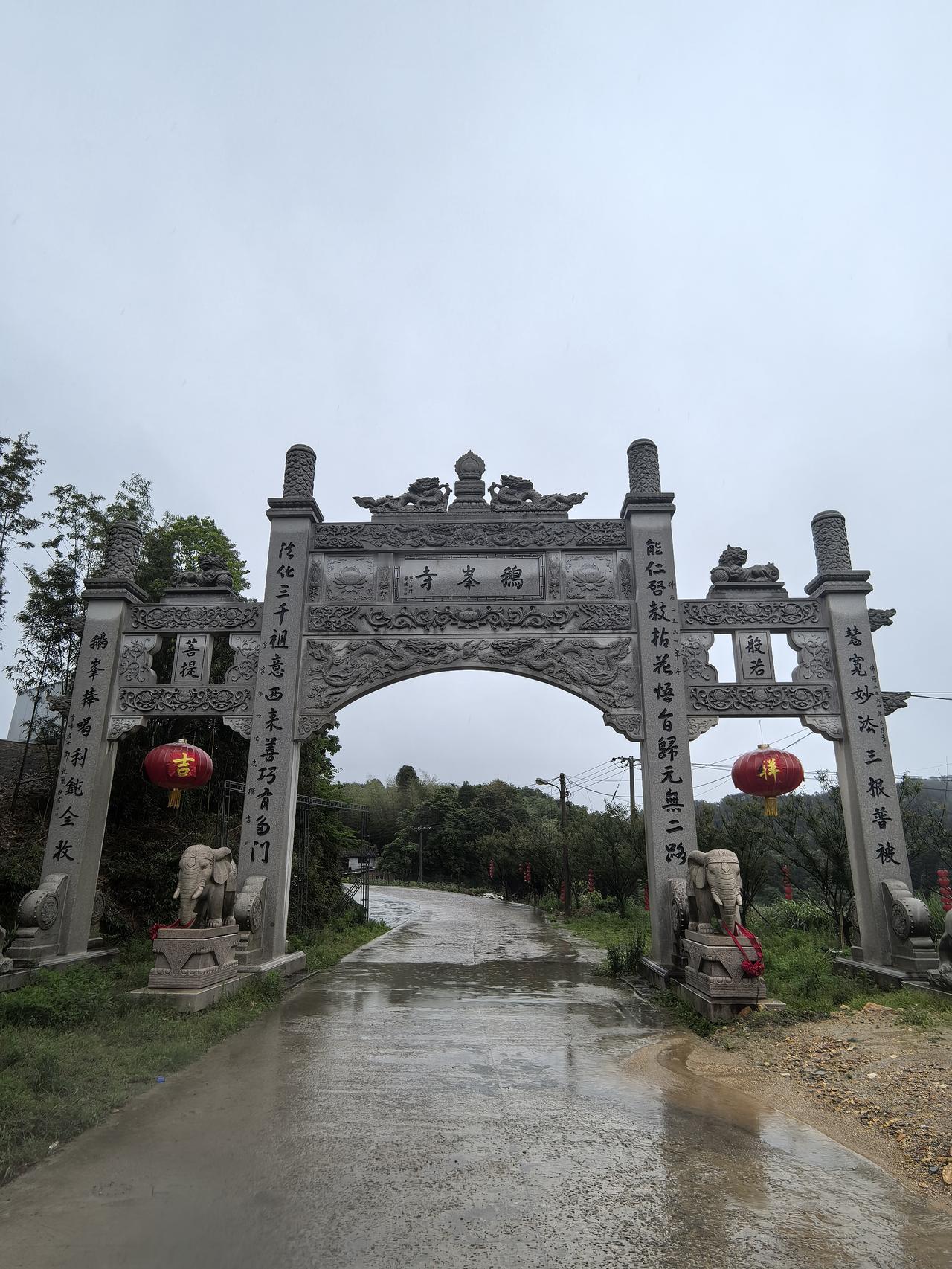 林榕书画作品展将于五一假期在福州鼓岭鹅峰美术馆展出。昨天冒雨从厦门赶来福州布展，