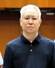 几年没见，许皮带不仅没瘦，还胖了不少，大着肚子。看来，这许皮带在里面没亏待自己，