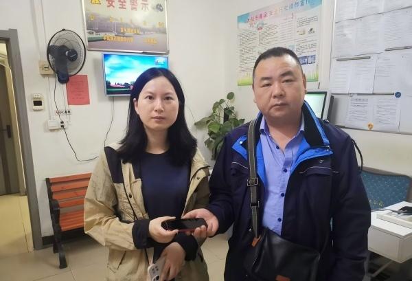 德润江城 【564路上司乘接力，红色手机失而复得】
“太感谢了！手机里全是工作资