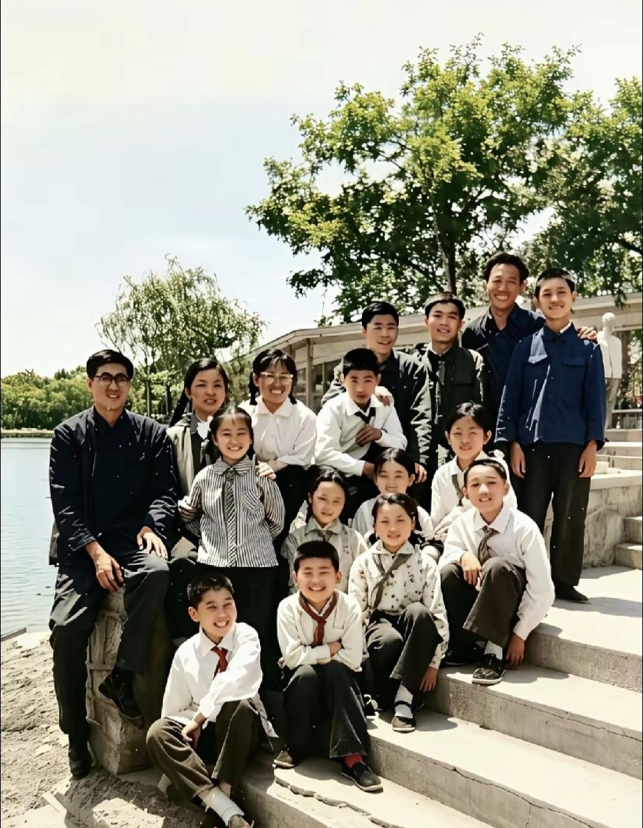 小学时的刘欢和老师、同学们一起春游的合影。
师生们穿着朴素又整洁，每个人的脸上都