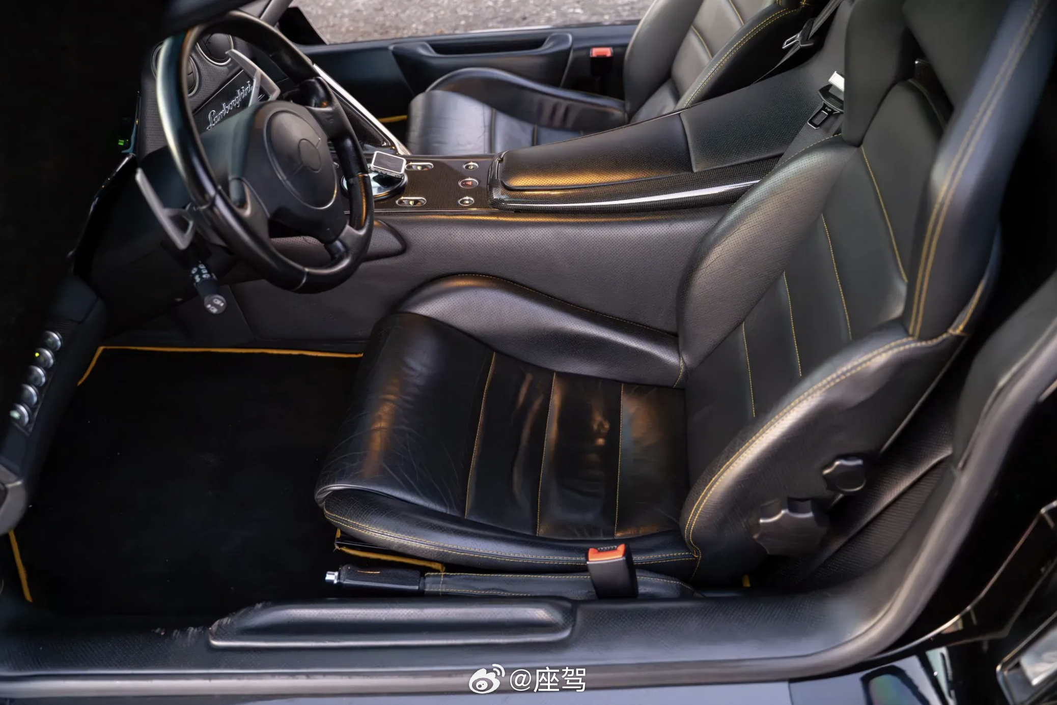 近日，一辆经过日本知名改装厂Liberty Walk极度夸张改装的2007款兰博