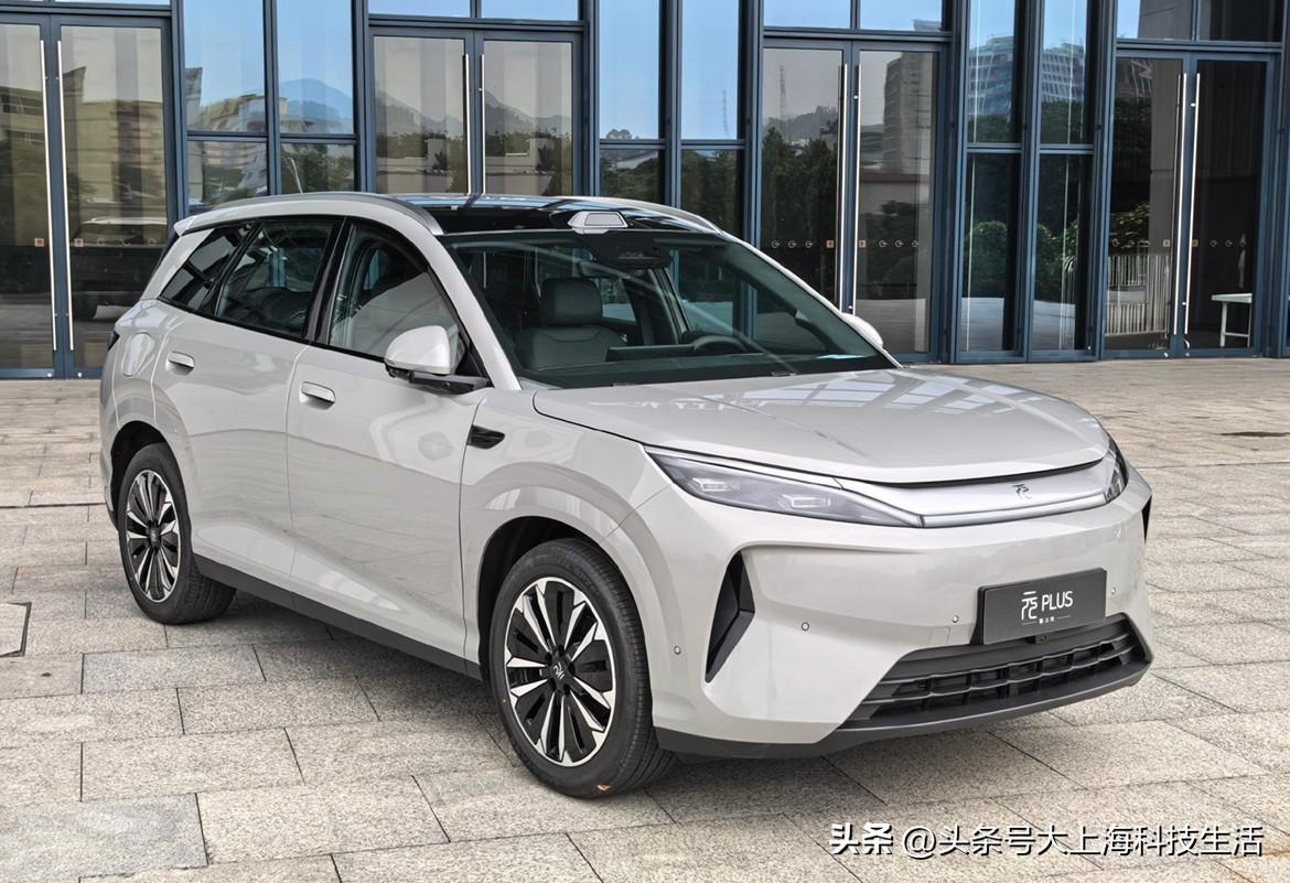 第三代元PLUS贵吗？

同一天上市的小米YU7标准版23.35万，性价比已经算