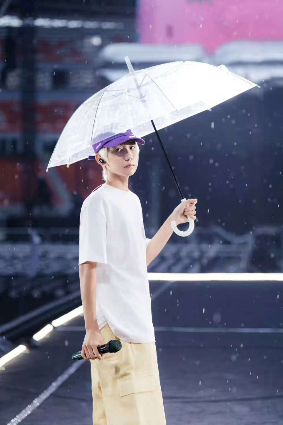王源太原站今晚见王源雨中排练王源太原初次抵达，今晚见，[鼓掌][鼓掌] ​​​
