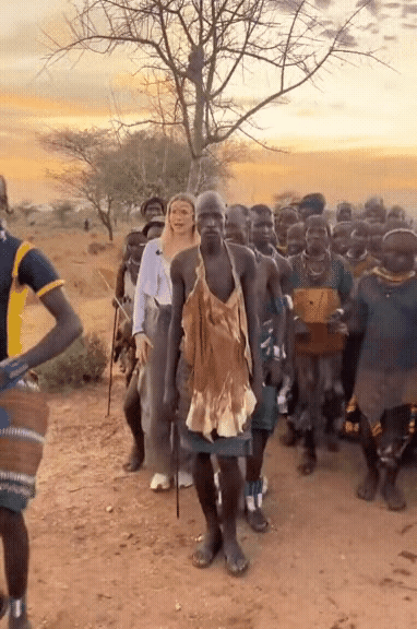 这个女子站在这群人当中，显得特别的显眼，非常佩服她的勇气和胆量，虽然我是个男人，