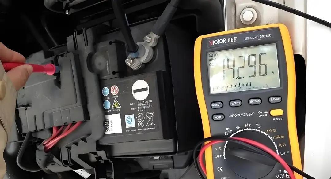 车子久放怕亏电？两个笨办法，让电瓶多撑好几年
 
方法1：长期停放断电瓶负极，彻