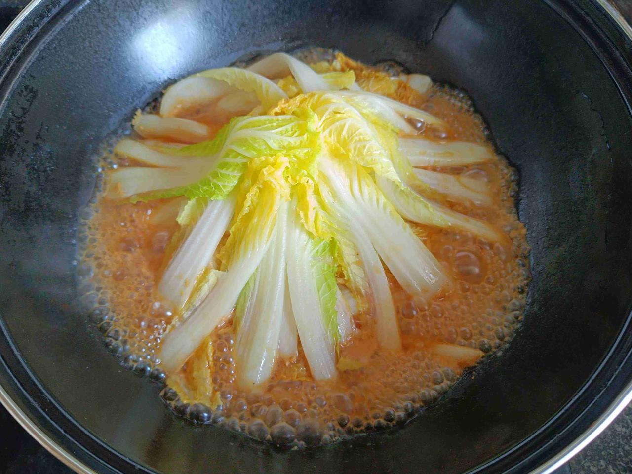 中国足球，就像这一锅炖
不挑开就不知道裹着的是啥
瞧着是菜，闻着却有肉味
尝一筷