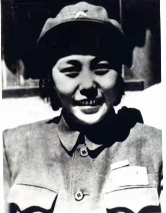 她是“最美上将夫人”，长征路上草地生孩子，2022年因病去世
 
1936年川西