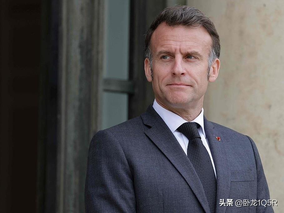 马克龙想当和事佬，结果被左右开弓，脸都打肿了。3月24日，他刚跟以色列总统通完电