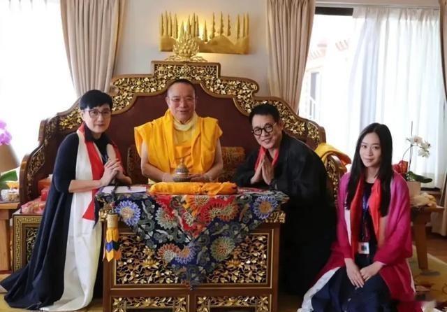李连杰带妻女公开露面，这次利智一出来，大家发现她好像换了个样子。头发剪短了，戴了
