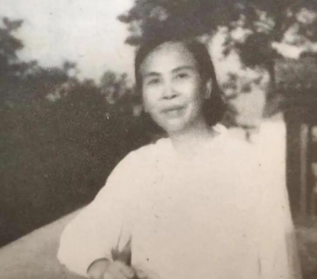毛岸英1950年在炮火中牺牲后，贺子珍得知后，哽咽着反复念叨：他是我的儿子。
 