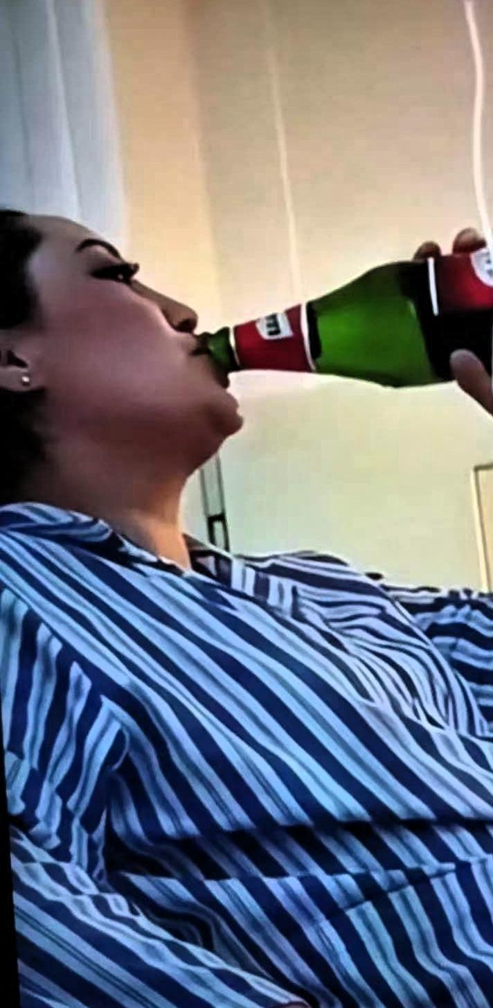 无语了，真不要命了，女子患肠癌晚期，化疗后趁医生不备，开起一瓶啤酒就喝，医生及时