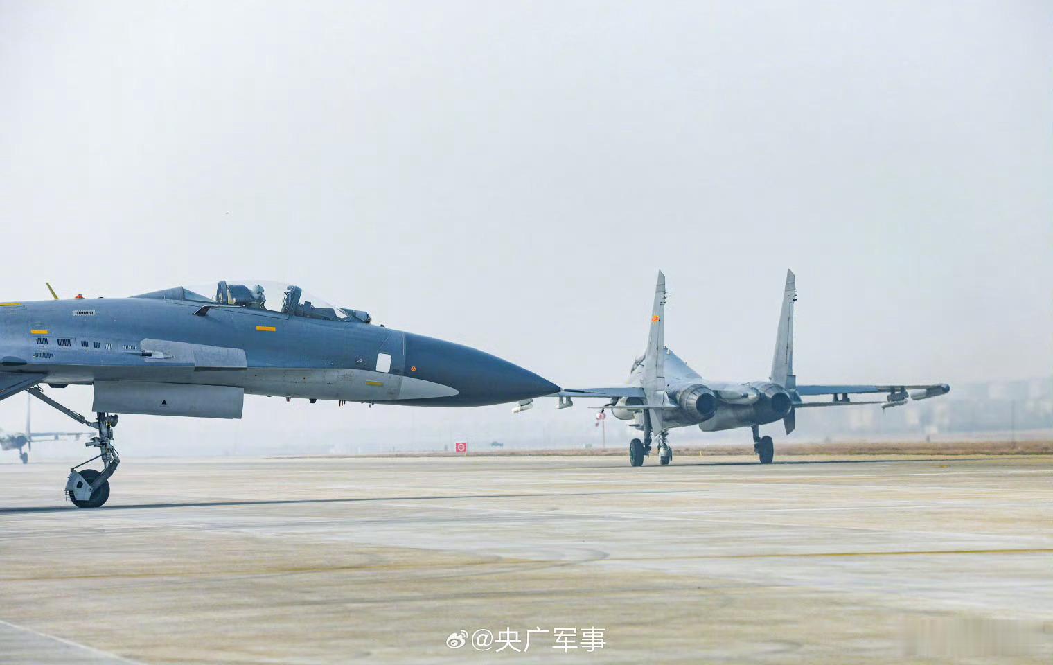 东部战区空军航空兵某团进行飞行训练[嘻嘻][赞]（信息来自央广军事） 