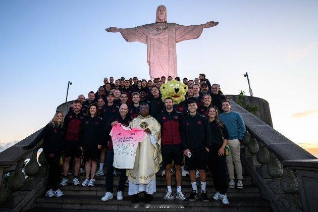 🇦🇷萨尔科与勒沃库森结束了巴西🇧🇷季前赛拉练，返回德国🇩🇪。新赛季希