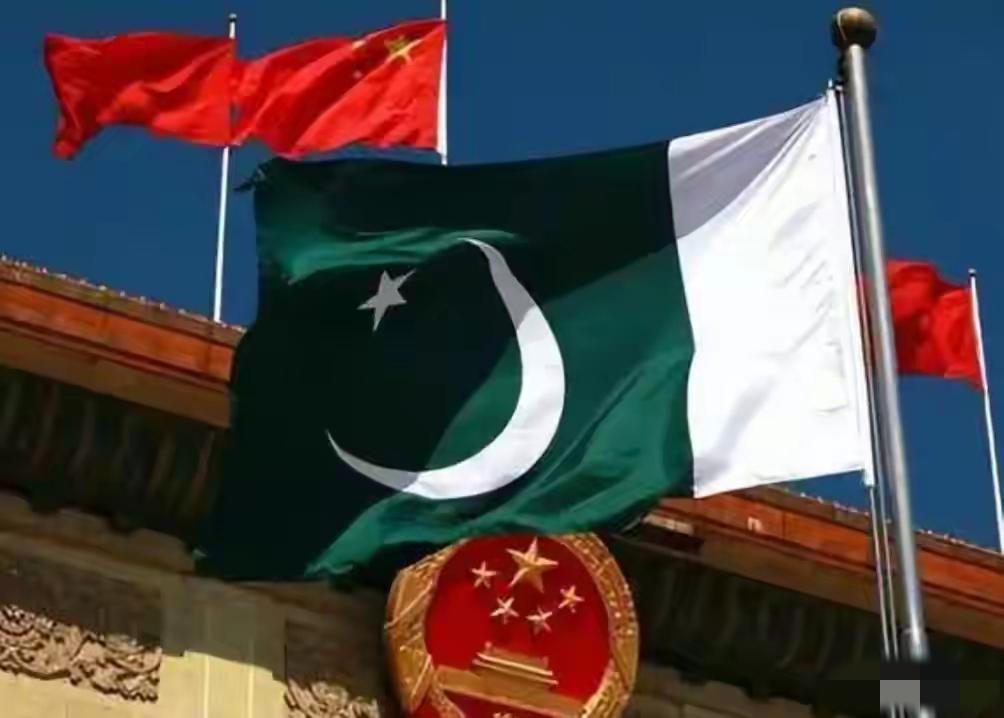 印度人估计做梦也想不到，他们眼里那个穷得叮当响的宿敌邻居，现在竟然成了连美国都要