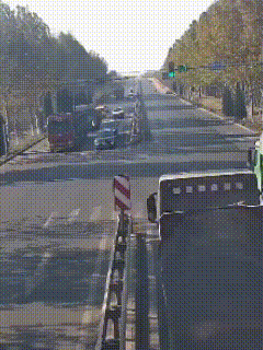 为何要和稀泥？
在一则交通安全警示教育案例中，一名男子骑着电动车旁若无人地横穿马