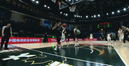 南京同曦内讧！赵柏清在一次底线发球时，原本想发给郭昊文，但两人缺乏默契，最终被福