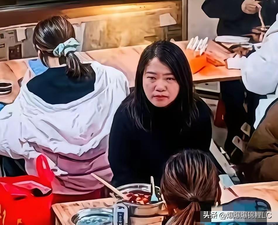 这次那个被泼螺蛳粉汤的姑娘真硬气，直接报了警，还放话绝对不私了！

这下那个泼汤