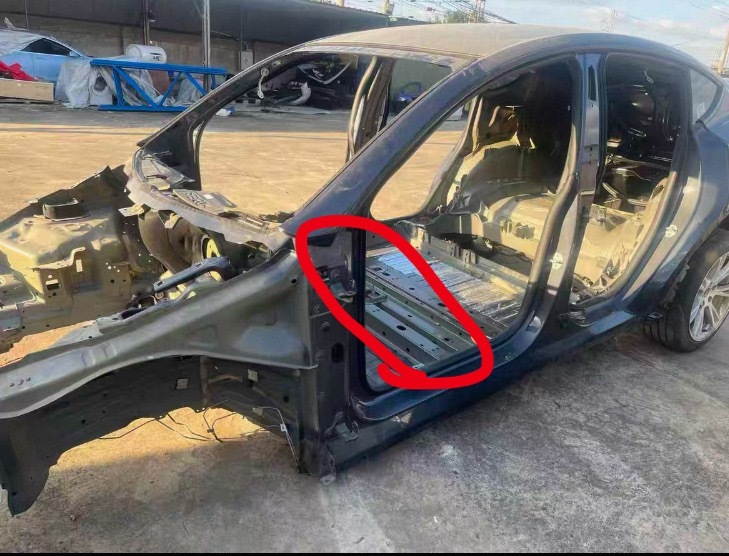 按照特斯拉国内宣发资料看，图片中红线材料为1750兆帕屈服强度马氏体钢材，但是这