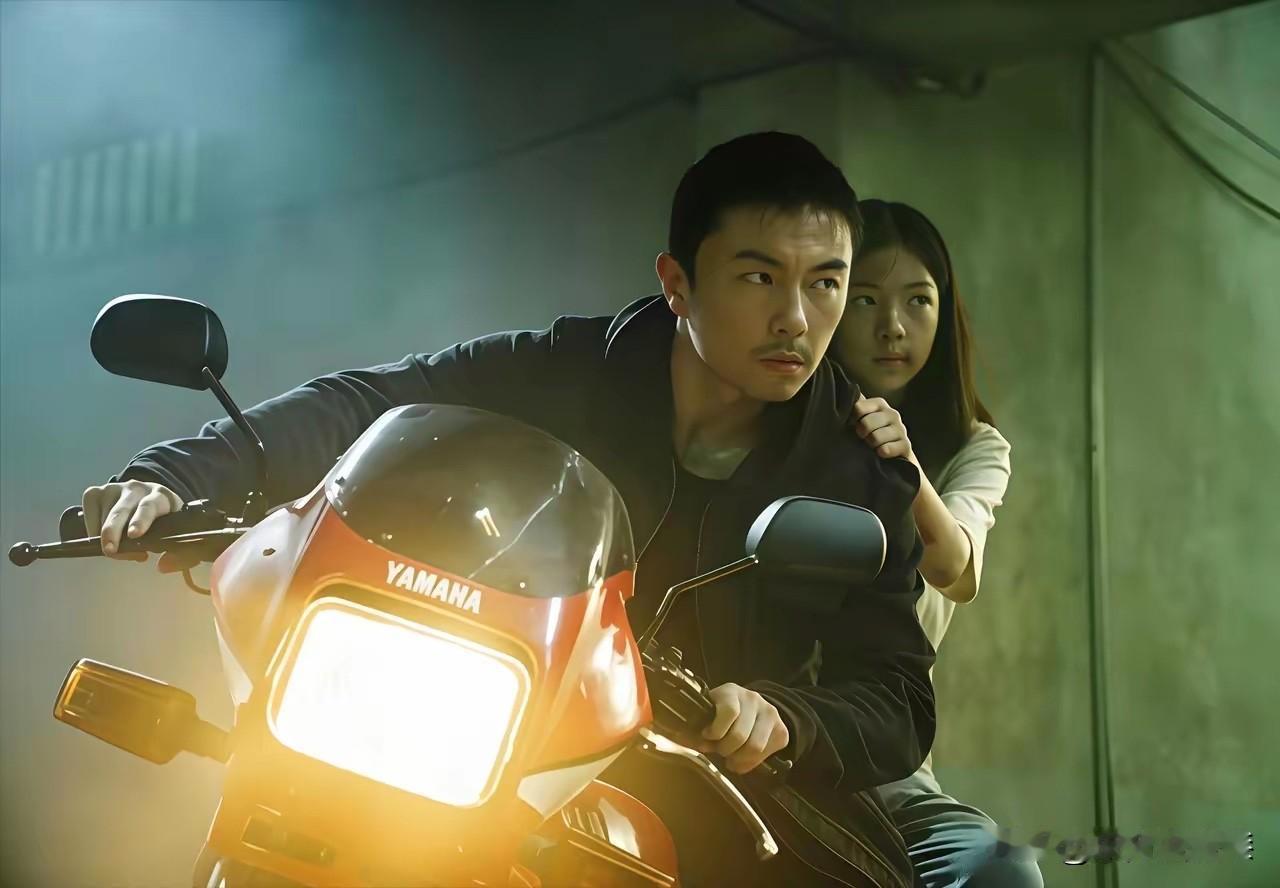 我一直说谢苗撑不起票房，还有人不信，结果赔的裤衩都不剩！
《东北警察故事》系列拍