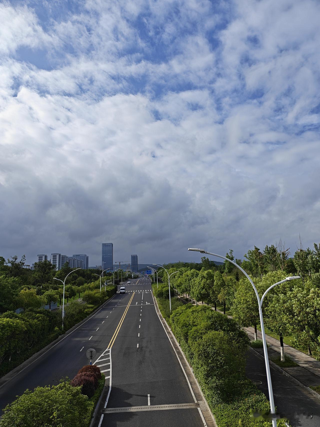 台风“巴威”到哪里了 ，难道又绕过南京城，去别处遛弯了吗？

早上八点的南京城，