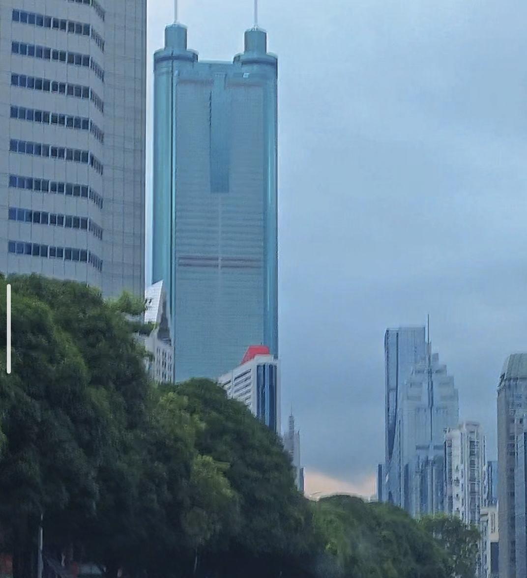 驾车经过深圳地王大厦，时光仿佛回到了上世纪八九十年代。深圳地王大厦，才是中国超级
