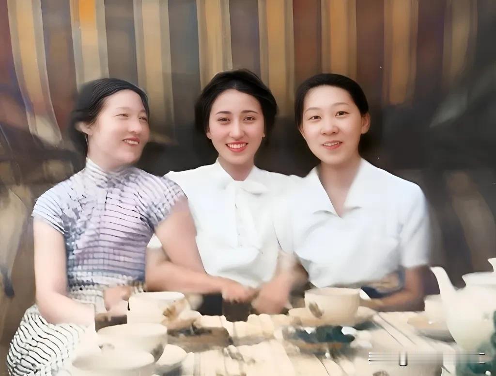 1937年，蒋英留学德国期间，在柏林刘庄业的家里与好友聚会！
        蒋