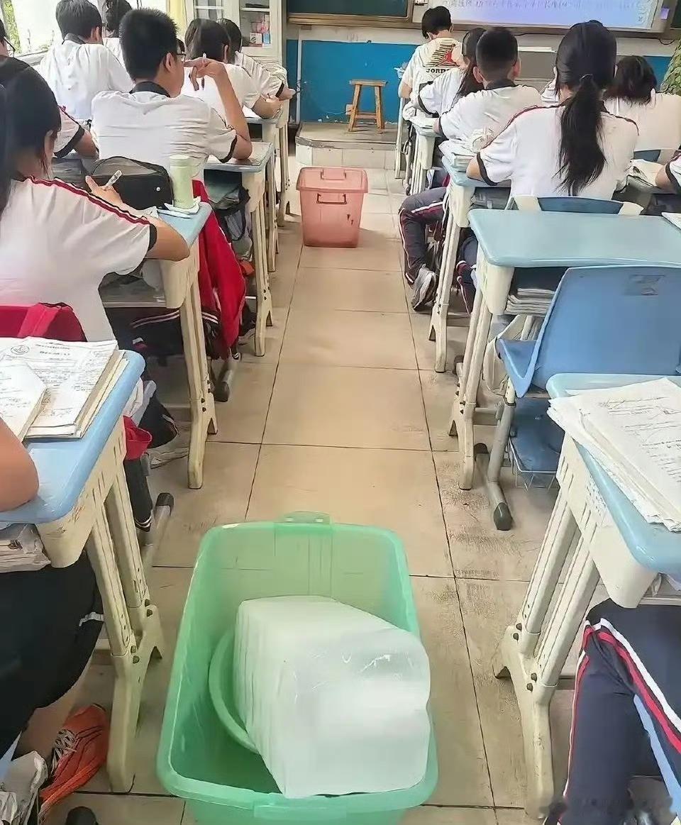 这么热的天就放个冰块学校到底是咋想的？ 