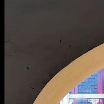 目前，建筑物经常会出现“门咬门”现象，尤其是城市小区的住宅，由于面积限制，户型正