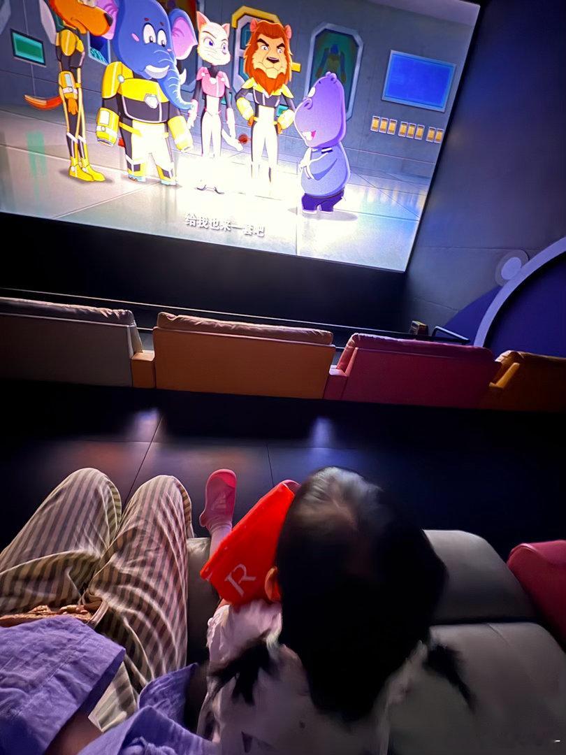 早上的安排是吃麦麦再看电影🎬太热了室外真搞不动 