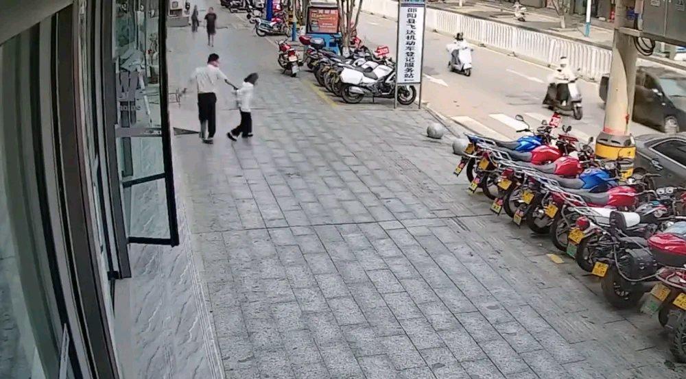 湖南一老人正走路遭男子挥掌击打，男子走开十多米突然折返将老人打倒；周边商户：老人