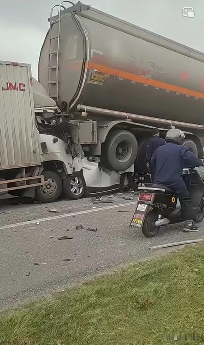 第一眼是2辆车
仔细看是3辆车
请牢记:道路千万条，安全第一条

出行注意安全