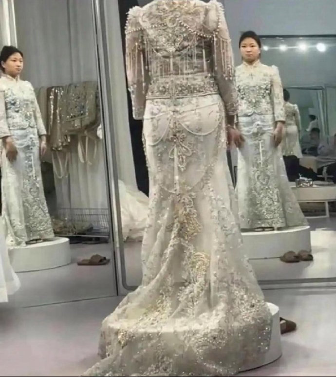 看看她，为什么试完婚纱笑不出来呢? 