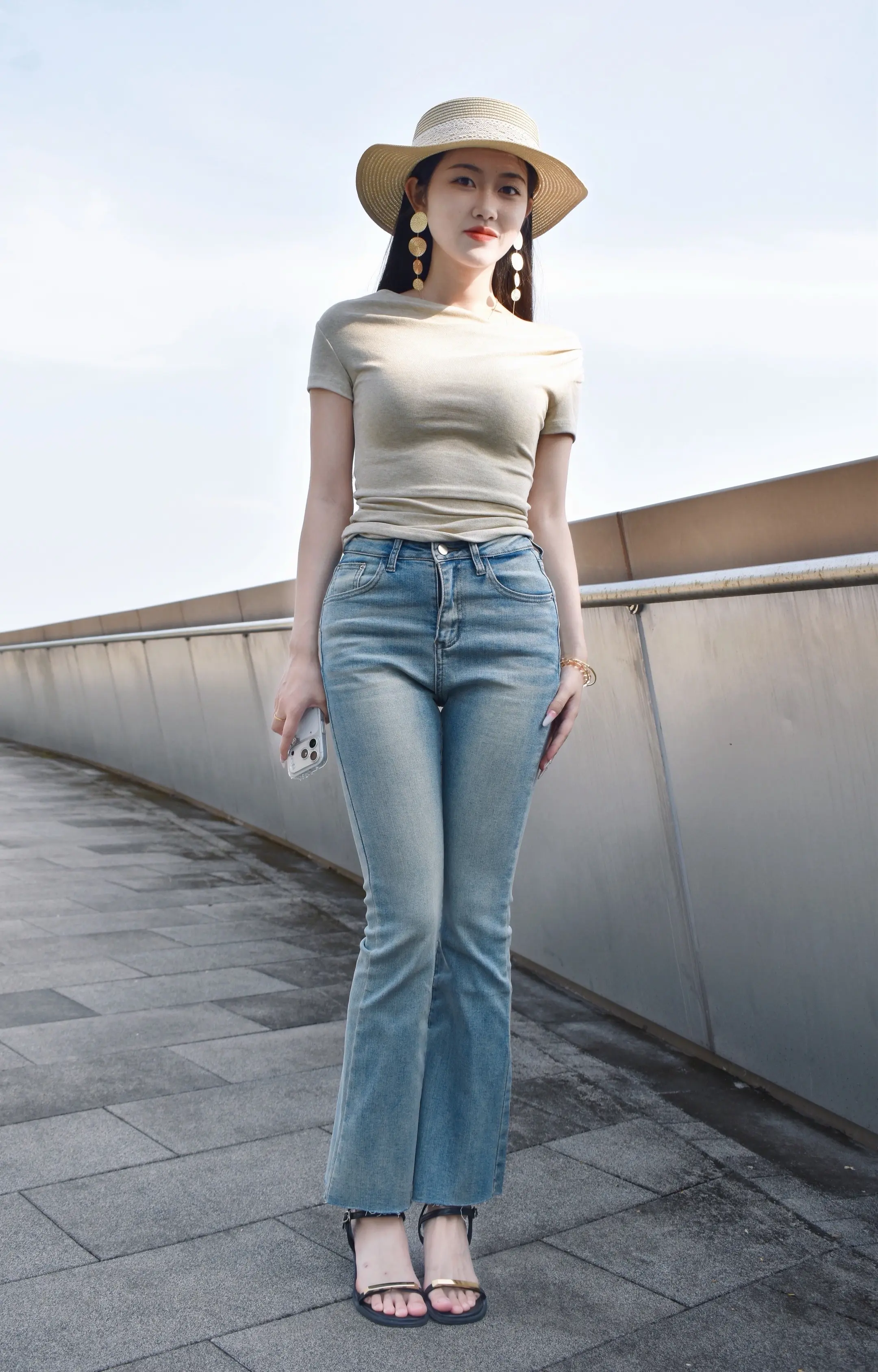 人为什么喜欢去陌生的地方 因为你知道 你的痛苦和责任都不在这里 置身事...