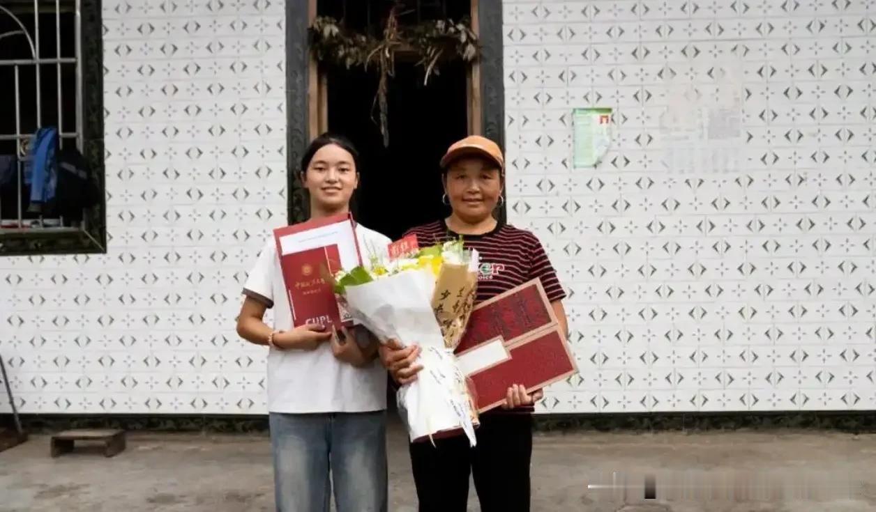她曾是“喂猪女孩”，今天是中国政法大学准新生！罗其惹布，你终于不用再等会儿了！