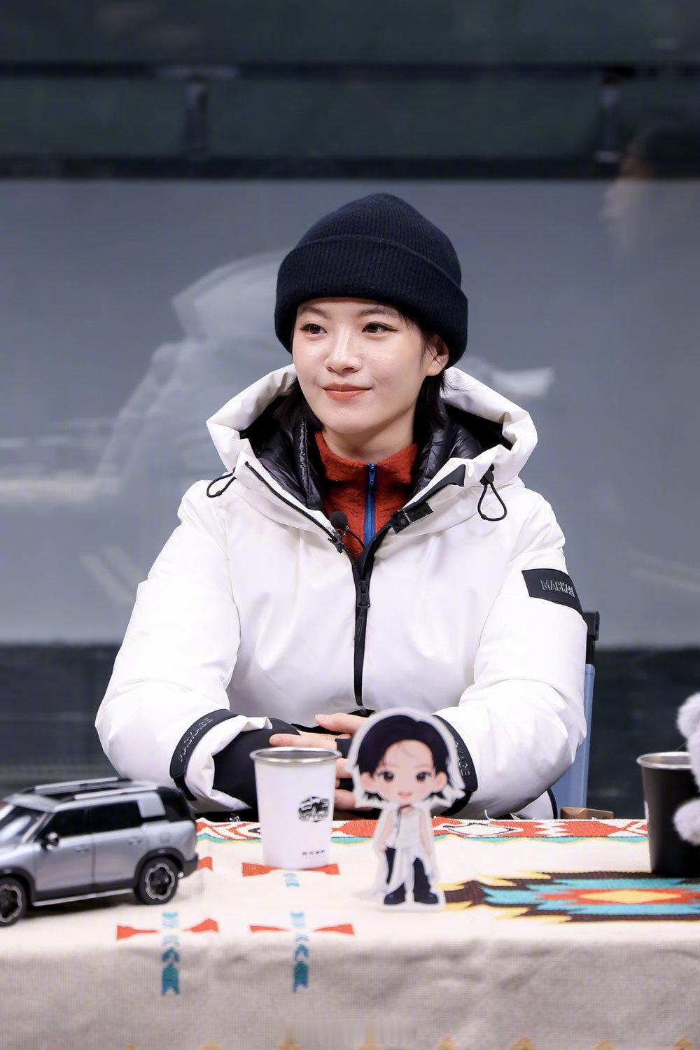 李庚希开BJ30冲上黑级雪道 冬日雪场的高能瞬间来了！李庚希直面难度顶峰的黑级雪