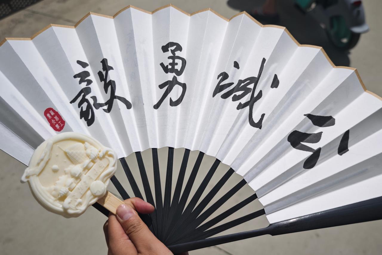 欢迎大家报考@西北工业大学 ，我跟@老胡说世界 替大家上过了，好学校，包有飞机的