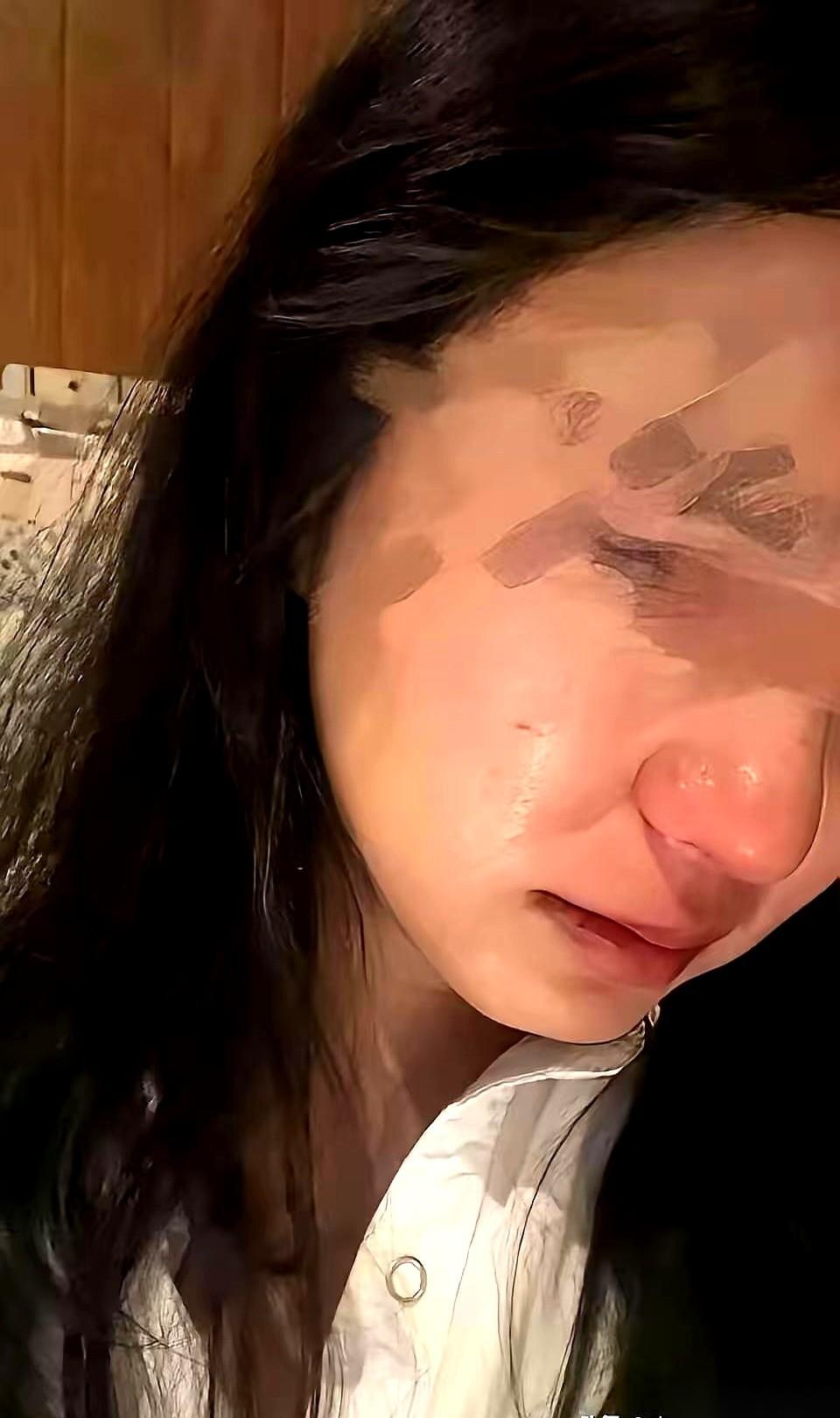 18年没上过一天班、连个碗都没洗过的阔太太。
就因为一句“你妈没生我养我，凭啥让