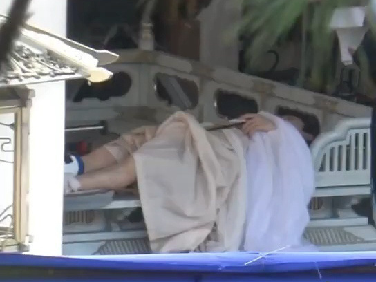 成毅片场闭目养神合集成毅