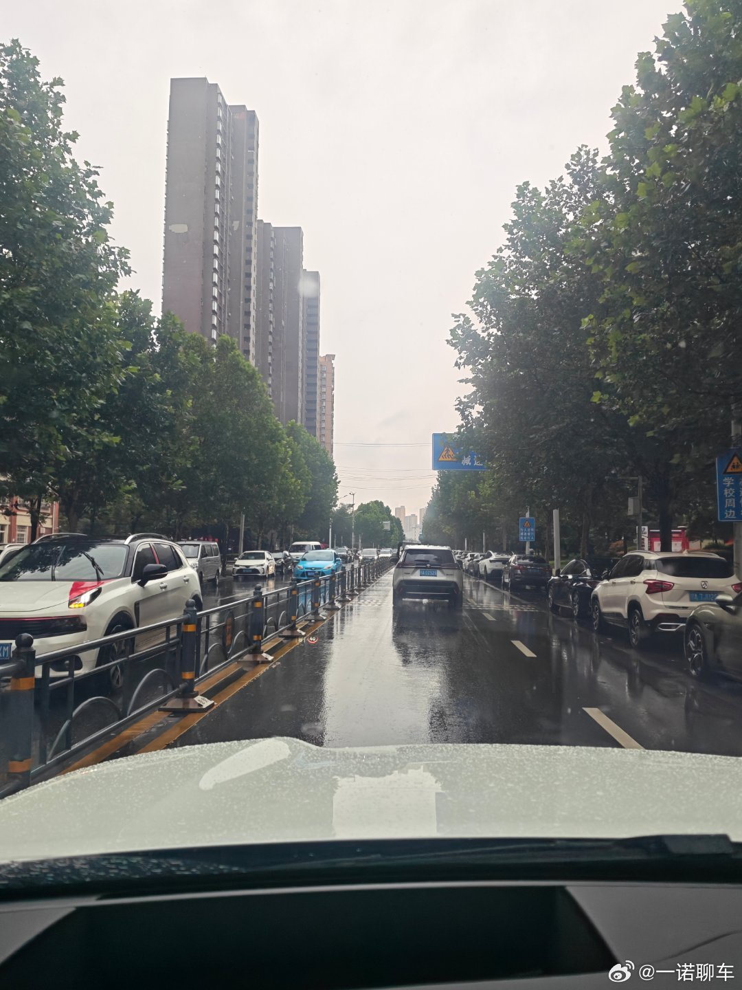 又是下雨天 去上个晚班 我兄弟去北京了 去上班的乐趣都少了一半 我也好想出去玩啊