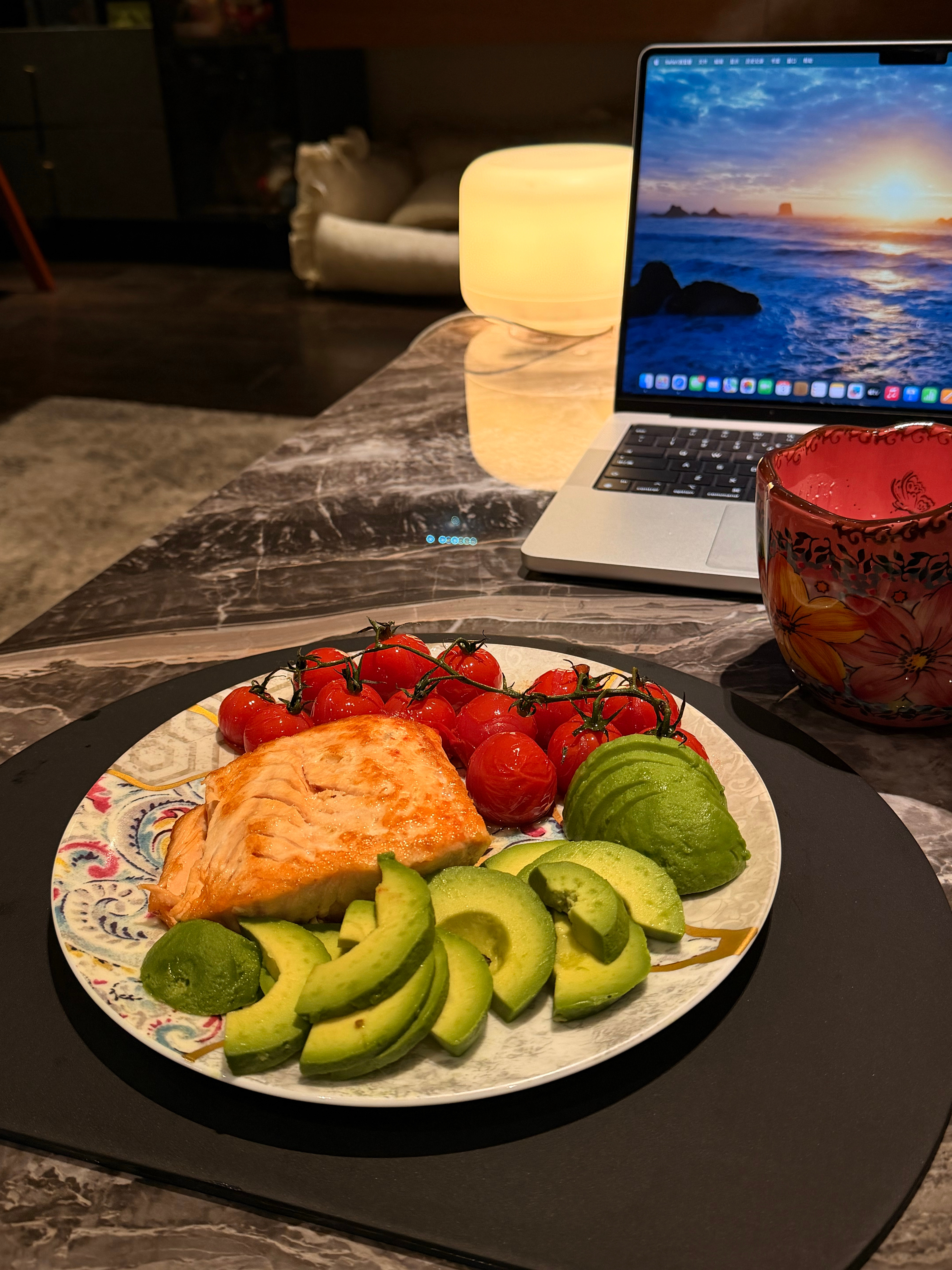 今日练后餐蛋白质，维生素，优质脂肪都有了，还有一份酸奶燕麦粥，都是我自己做的，我