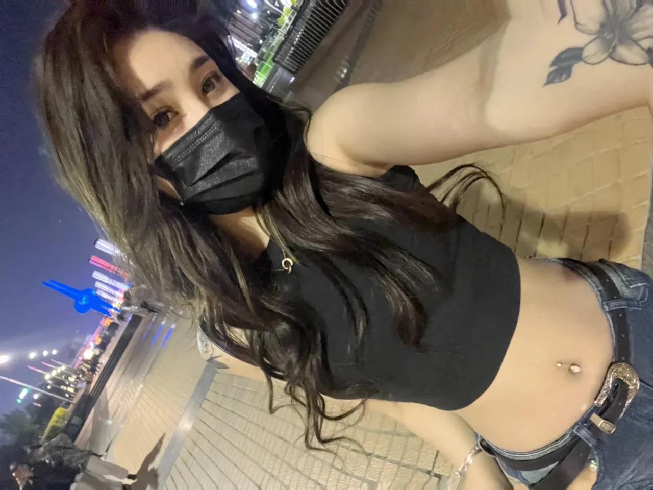 来自新疆的大一美女学生
话说现在的学生都这么成熟的吗？
又是纹身又是脐钉的
山东